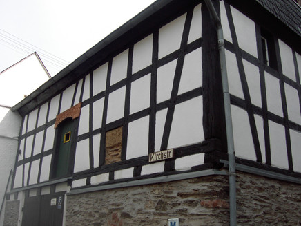 Fachwerkhaus mit Einblick in die Struktur des Lehmbaus
