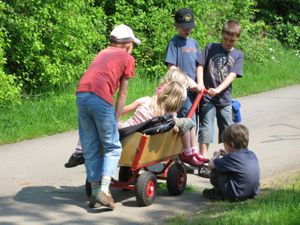 Kinder mit Bollerwagen