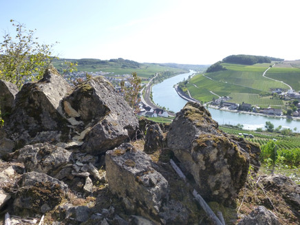 Blick vom Felsenweg auf Nittel und das Moseltal