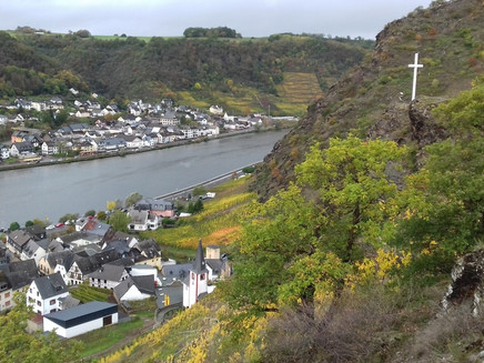 Alpiner Weg hoch über Alken