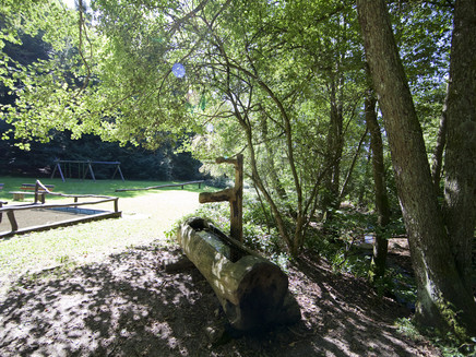 Tretbecken und Kinderspielplatz am Holzerather See