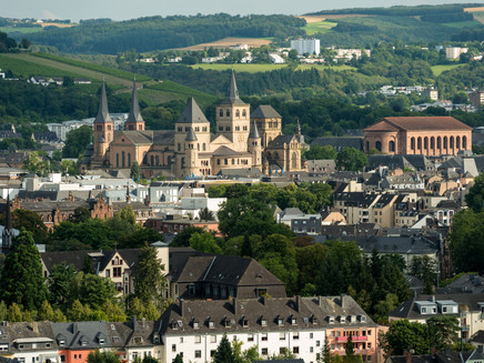 Blick vom Moselsteig auf Trier, den Dom und die Konstantin-Basilika