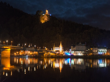 Die Ruine der Grevenburg bei Nacht hoch über der Mosel und Traben-Trarbach