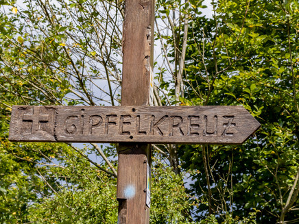 Route to the summit cross on the Neefer Petersberg