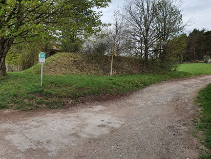 Vor dem Wasservorratsbehälter geht es bergauf in Richtung Grüberstein