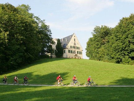 Radfahrer am Schloss Rosenau