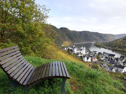 Hiking bench with a view of Karden