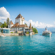 Schloss Oberhofen mit Dampfschiff Blümlisalp, Oberhofen am Thunersee