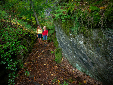 Vorbei am Schieferfels