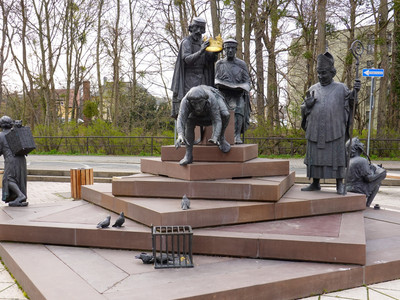Heinrichsbrunnen at the new Sparkasse (2 min from Itschensteg)