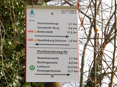 Trail sign at the end of Stresemannstraße / Johannishöfer Trift