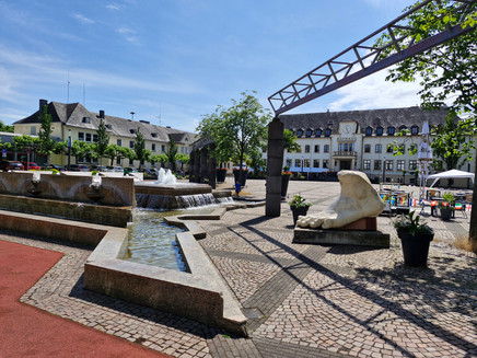 Martkplatz mit Rathaus Konz