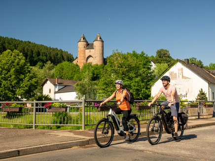 On the way on the Kyll cycle route, view of the Bertradaburg