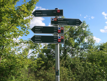 Schilderbaum am Rundweg Weinberg Kulm