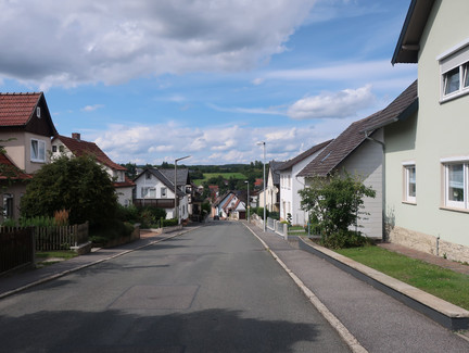 Bergab durch Grub am Forst