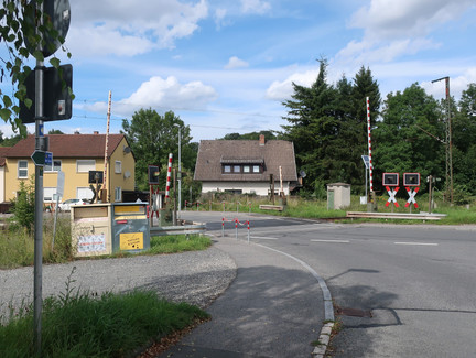 Der Bahnübergang in Grub am Forst