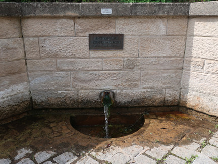 Der Kupferbrunnen bei der Gedichttafel Nr. 2