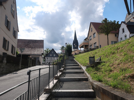 Auf dem Weg zur Kirche in Grub am Forst
