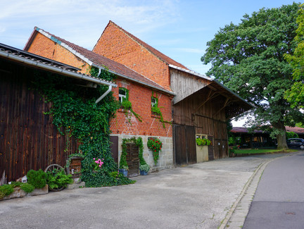 In Thierach; im Hintergrund der Biergarten der Thieracher Hütte