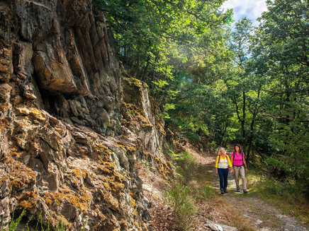 An Felsformationen vorbei