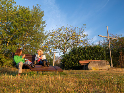 Rast auf Sinnesbänken am Aussichtspunkt Stahlkreuz