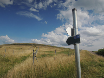 Wegweiser auf die Erhöhung