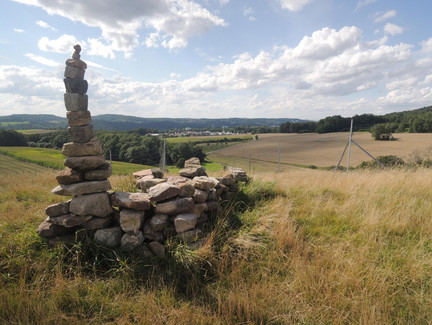 Auf dem "Gipfel" der Erhöhung genießen wir die wunderbare Aussicht über das Coburger Land.