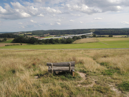 Ruhebank mit Ausblick auf die Füllbachtalbrücke