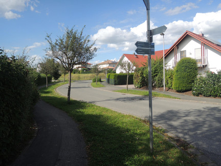 Wir laufen die letzten Meter durch Grub am Forst.