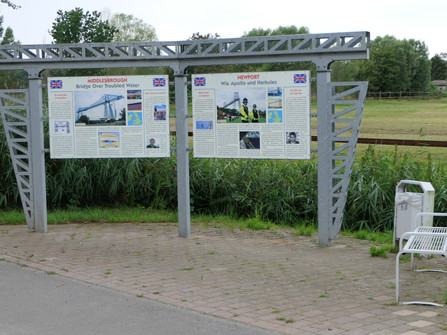 Informationsschild an einem Rastplatz auf der Infomeile der Weltschwebefähren in Hemmoor