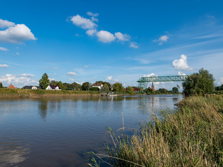 Der Fluss Oste mit der Schwebefähre im Hintergrund