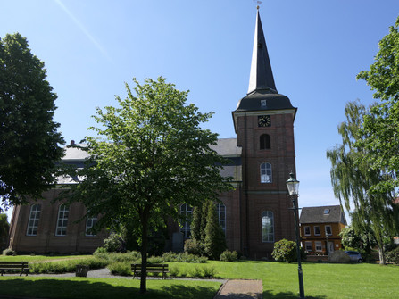 St. Petri Kirche im historischen Ortskern von Osten