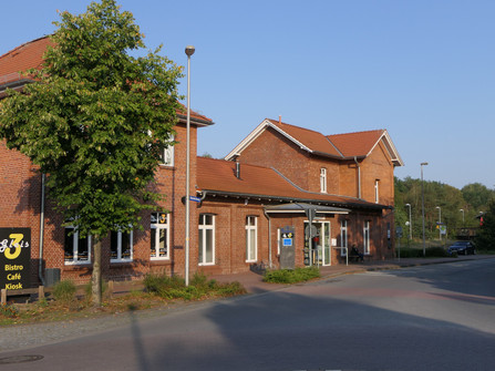 Bahnhofsgebäude in Hemmoor mit Tourist-Info und Bistro