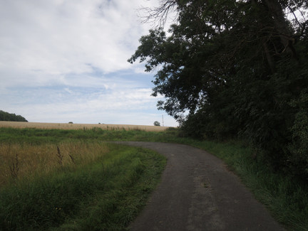 Die Teerstraße führt uns nach Mirsdorf.