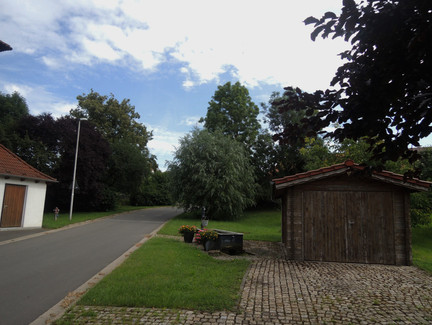 Am Brunnen in Mirsdorf geht es weiter geradeaus.