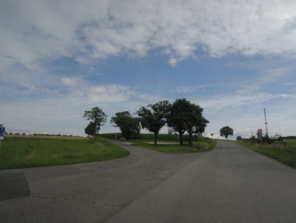 Die linke Teerstraße führt uns zur Alexandrinenhütte.