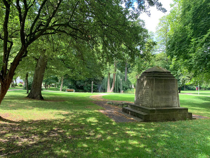 Denkmal im Schlosspark Niederfüllbach