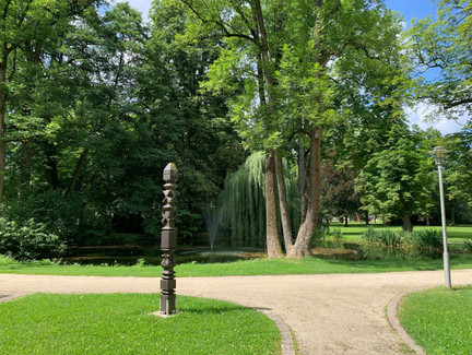 Der C5 führt am Weiher rechts vorbei