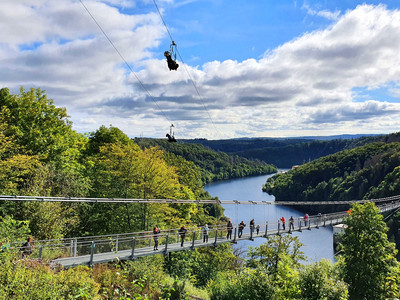 Hängebrücke und Megaziplin