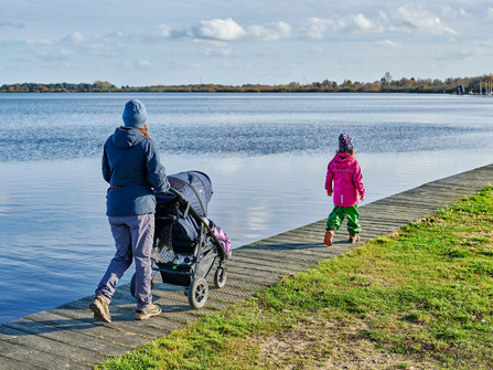 Spaziergänger am See.jpg