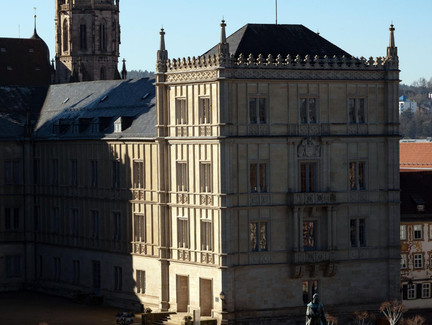 Schloss Ehrenburg mit der Morizkirche im Hintergrund