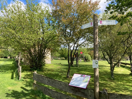Spielplatz mit Wanderhütte - hier trifft der Weg auf die Traumschleife