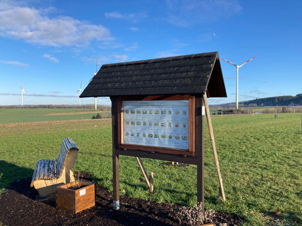 Rastplatz an der Infotafel zur Streuobstwiese