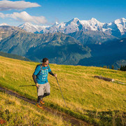 Trailrunner unterwegs Beatenberg, im Hintergrund die das Dreigestirn Eiger, Mönch und Jungfrau