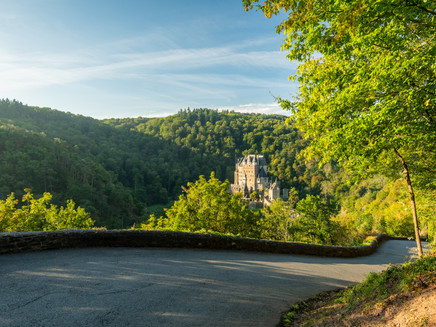View from the Moselsteig on Eltz Castle