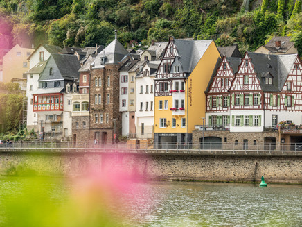 Häuser am Moselufer neben dem Mosel-Radweg bei Cochem