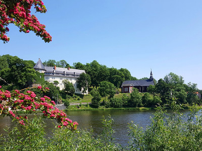 Stieger See mit Blick auf das Schloss