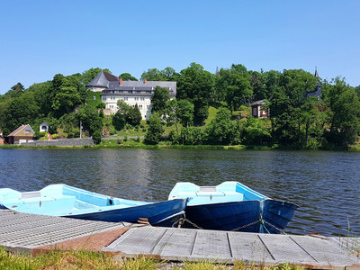 Stieger See mit Ruderbooten und Blick auf das Schloss