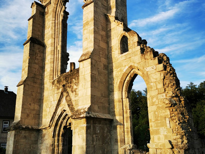 Das imposante Westportal der Kirchenruine des Klosters Walkenried