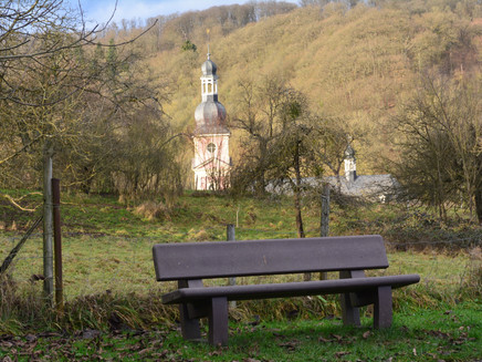 Am Ende der Wegeführung links abbiegen nach Springiersbach